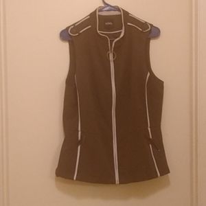 Sleeveless jacket